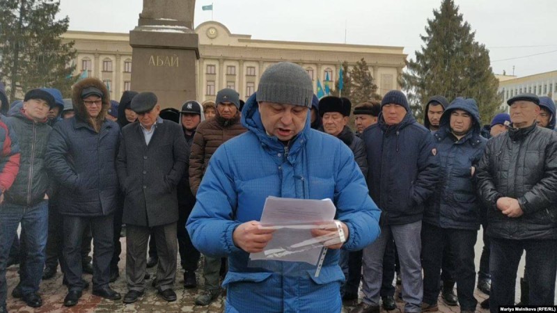 Орал мен Ақтөбеде жүргізушілер көліктерін жеңілдікпен тіркеуді талап етті