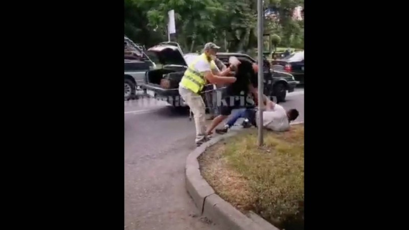 Алматыда жолға таласқан жүргізушілер бір-бірінің жағасынан алды - Қазақстан жаңалықтары