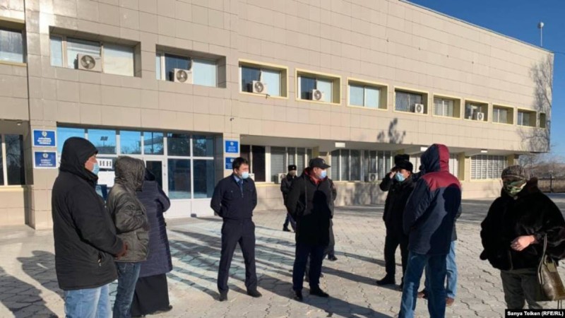 "Биліктің күші қарапайым халыққа ғана жетеді". Жаңаөзендіктер әкімдік алдына жиналды