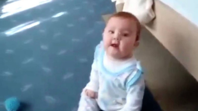 Сәби әлі жүре алмайды, дегенмен бидің түбін түсіреді – күлкілі видео  