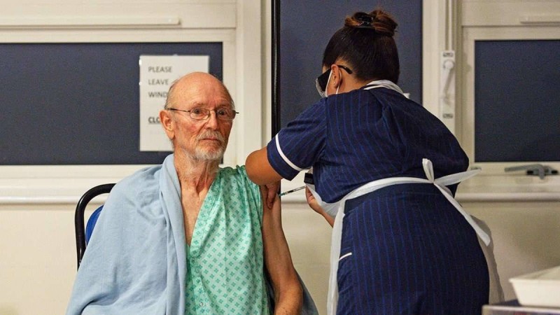 Коронавирусқа қарсы вакцинацияланған алғашқы адам қайтыс болады