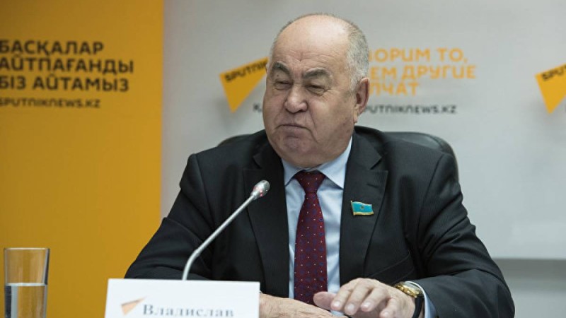 Ұйықтап отырған депутат