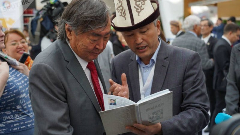 Сүлейменов Елбасының туысы болып кеткен жазушының жағдайы туралы айтты