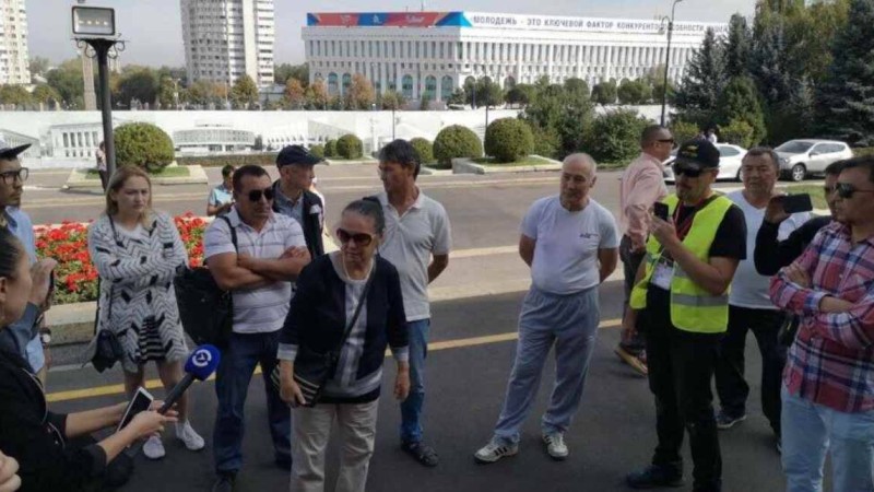 "Қытайлық зауыттар керек емес": Алматы әкімдігінің алдында ондаған тұрғын жиналды
Жиналғандар Маңғыстау облысында қытайлық кәсіпорындардың ашылуына қарсы екендерін айтты