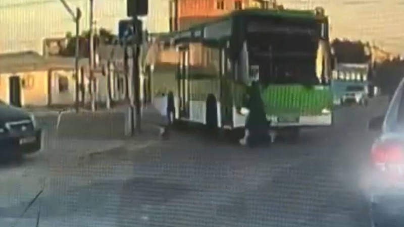 Қыздың автобус дөңгелегі астында құлған сәті видеоға түсіп қалды