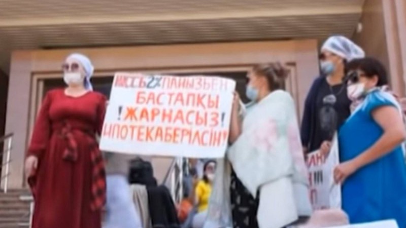 "Біреуінде коронавирус белгілері бар": Нұр-Сұлтанда аштық жариялаған аналар министрлік алдында түнеп шықты - Қазақстан жаңалықтары