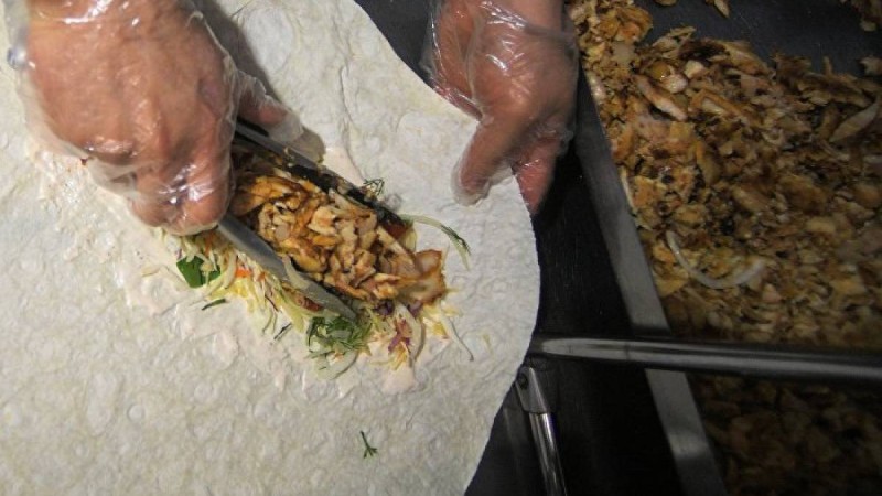 Турист әйел шаурмаға миллион теңге төлеген