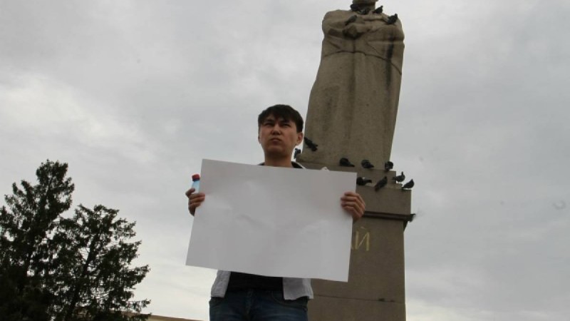 "Бірдеңе жазуымды сұрады": Оралда полицейлер алаңға бос плакат ұстап шыққан жігітті ұстап әкеткен (видео) - Қазақстан жаңалықтары