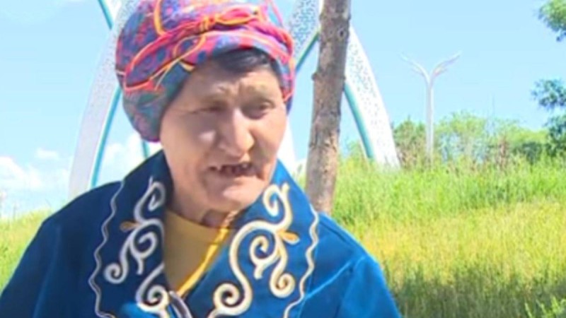 "Күзетшіден таяқ жедім": Нұр-Сұлтанда құжатын полицейлер алып қойған әжей көшеде түнеп жүр - Қазақстан жаңалықтары