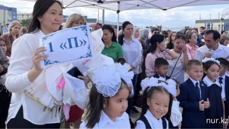 1 "П" сыныбы: Алматыдағы мектептердің бірі 17 бірінші сынып қабылдады (ФОТО)