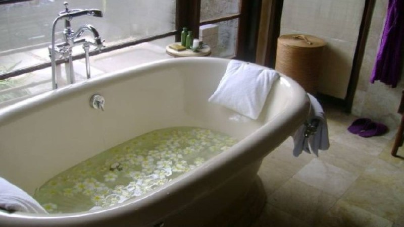 Телефонын ваннадағы суға түсіріп алған қыз қайтыс болды