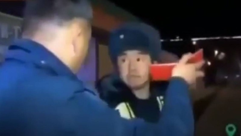 Куәлікті көріп "тілін жұтып қойған" жол инспекторының күлкілі видеосы тарады (видео)