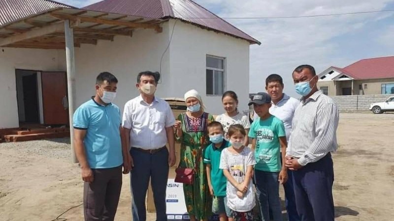 Түркістан облысында түлектер көпбалалы анаға үй алып берді - Қазақстан жаңалықтары