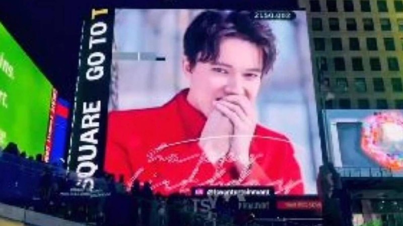 Ерекше құттықтау: Димаш Құдайбергенді Нью-Йорктегі үлкен алаңда туған күнімен құттықтады