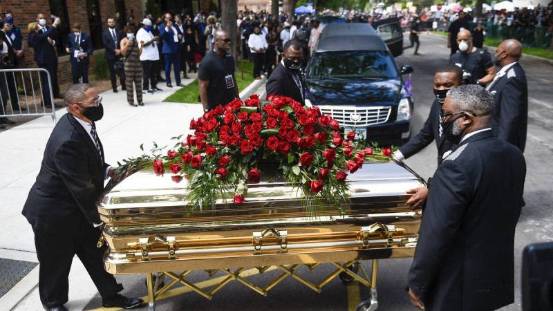 Нәсілшіл полицейдің қолынан қаза тапқан Джордж Флойдты салтанатты түрде жер қойнына тапсырды - Қазақстан жаңалықтары
