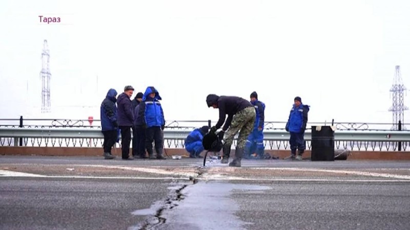 1,9 млрд теңгеге салынған көпір: Тараздықтар көпірдің жарылғанын байқады