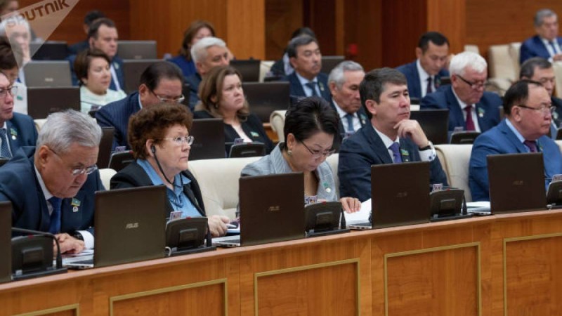 Депутаттар алдында жауабын 100 пайыз орыс тілінде берген шенеунік сөз естіді