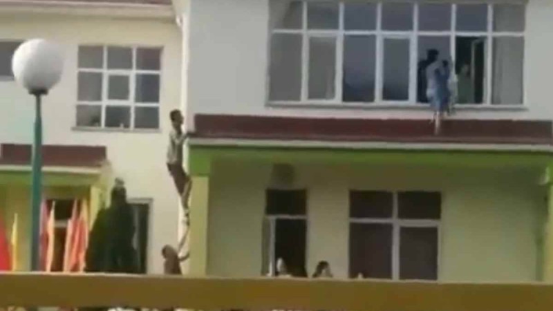 Алматы облысындағы балабақшада терезенің ернеуіне шығып алған бүлдіршін видеоға түсіп қалды (видео)
Тәрбиеші бүлдіршінді құтқарып қалды