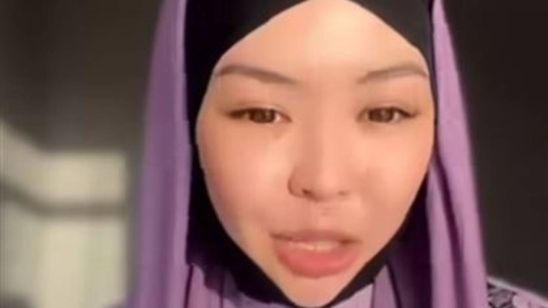 "Иә, бізге орамал таққан үшін ақша төленеді, договор болады, контрактіге отырамыз": Хиджабтағы қыз шындықтың бетін ашты