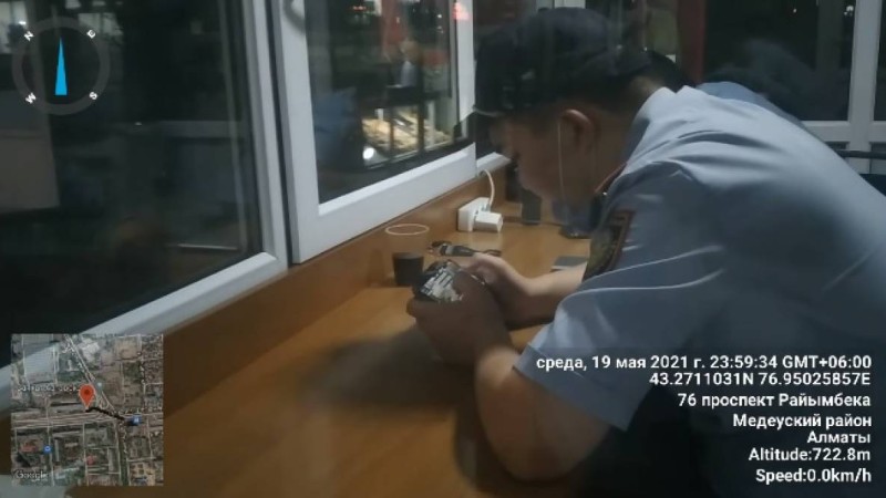 Алматыда жұмыста отырғанын ұмытып кеткен полицейлер жұрттың ашуына тиді – видео