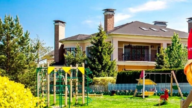 Миллиардердің ұлы қала маңындағы элиталы ауылдан өлі күйінде табылды