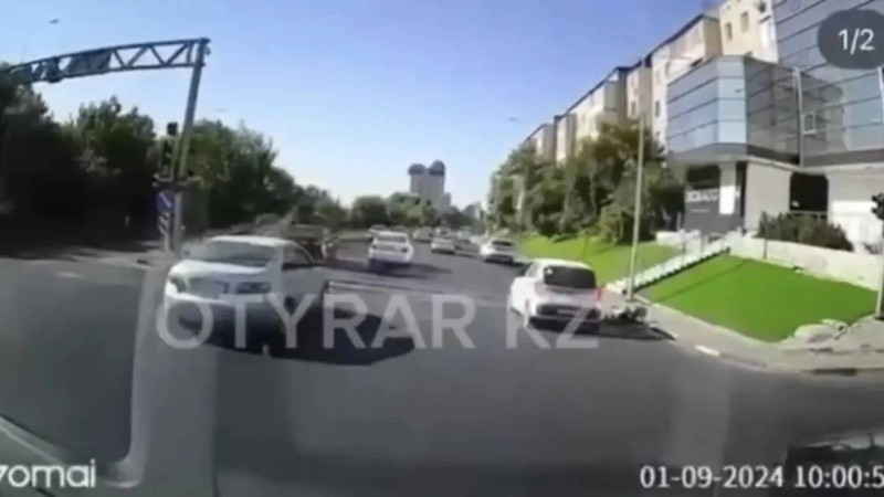 Шымкентте белгісіз ер адам полицейді пышақтап кетті