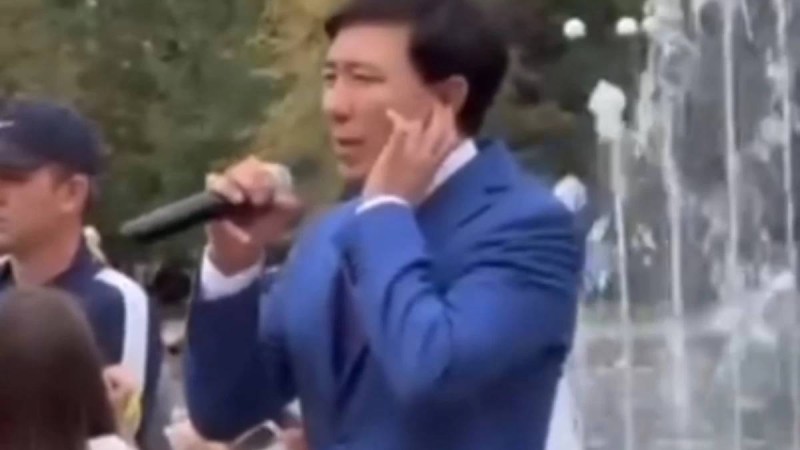 "Қазақстанның халық әртісі" атағын көздеп жүрген сияқты": Өскемен қаласының әкімі тұрғындарға ән шырқап берді (видео)