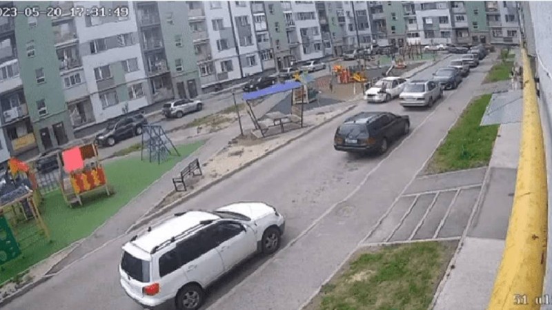 "Баланы қағып, ойын алаңына соғылған". Алматыда жол апаты видеоға түсіп қалды