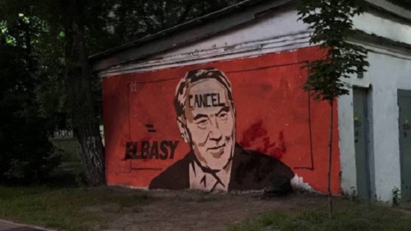 #CancelElbasy: Алматыда белгісіз біреулер Назарбаев муралын өзгертіп тастады