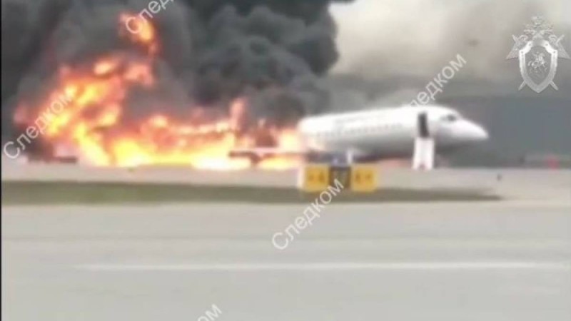 Отқа оранған ұшақтың Мәскеу әуежайына қонған сәті