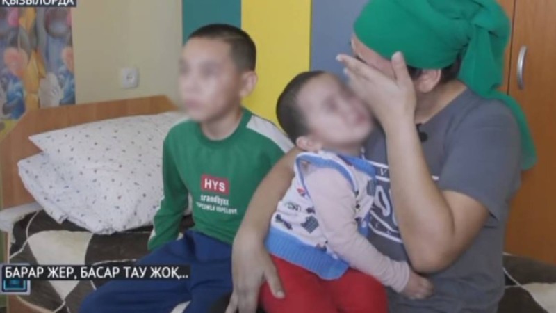 Қызылордалық келіншекті күйеуі басын жарып, алты баламен үйден қуып шыққан (видео)