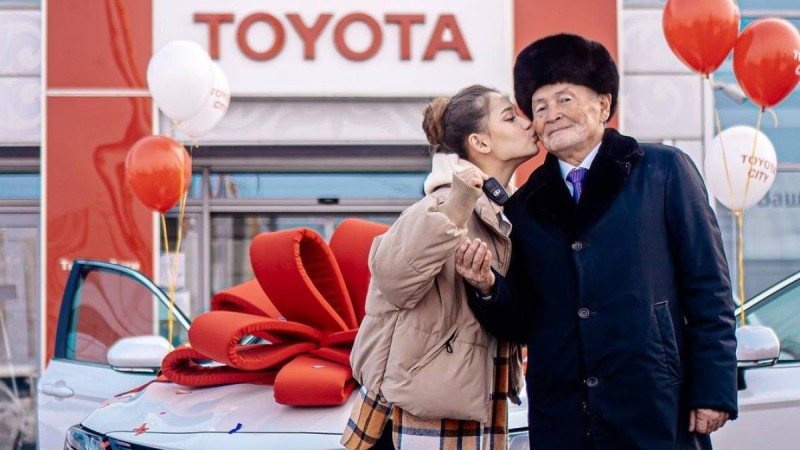 17 жасар блогер қазақ қызы әкесіне көлік сыйлады (видео)