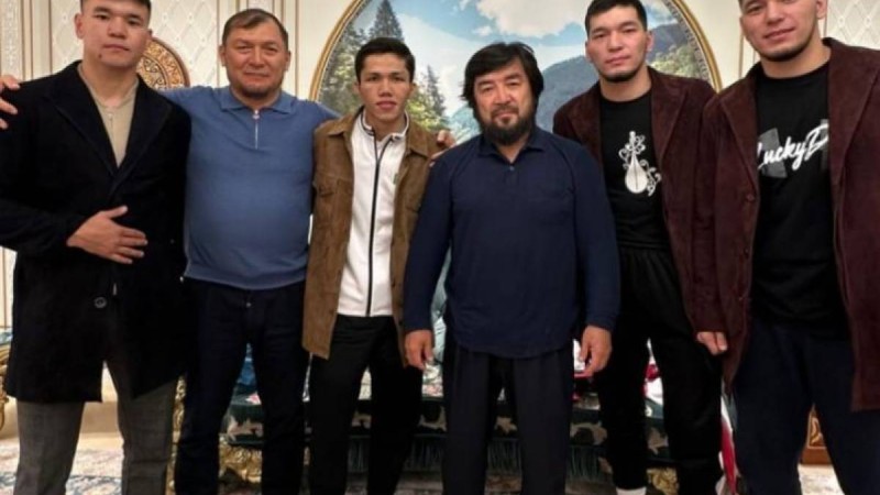 Көрінбей кеткен Бекболат Тілеухан чемпиондарға шапан жапты