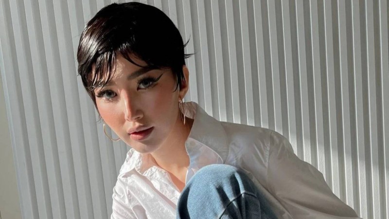 "Назар аударта алмай жүрген жасөспірім қыз сияқты": Балжан Бидаштың жаңа образы сынға қалды