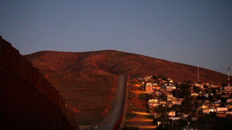 Мексика АҚШ шекарасына 15 мың әскер жіберетінін айтты