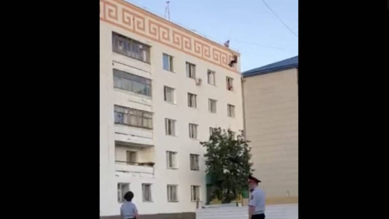 Көкшетаулық әйел баласын алып, бесінші қабаттан секірмекші болған (видео) - Қазақстан жаңалықтары