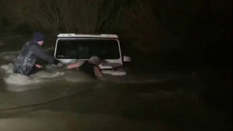 Нұр-Сұлтанда Gelandewagen автокөлігі батып кете жазды: Жүргізуші карантинді аймақтан шығып кетпекші болған - Қазақстан жаңалықтары