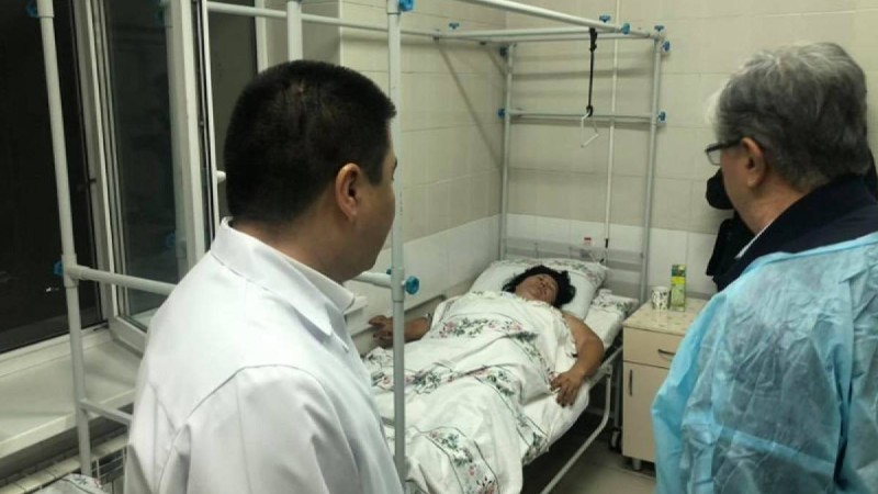 Арыстағы жарылыс: Қазақстан президенті ауруханаға барып, зардап шеккендердің жағдайын білді (видео)
Тоқаев зардап шеккендермен сөйлесті