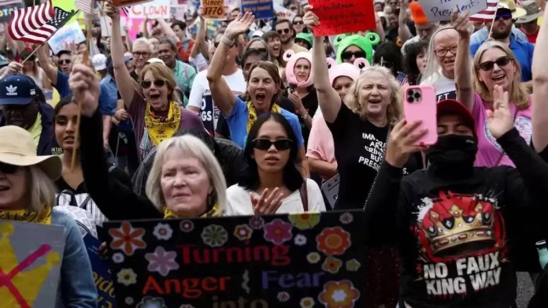 Миллиондаған адам көшеге шықты: АҚШ-та Трампқа қарсы наразылық күшейді