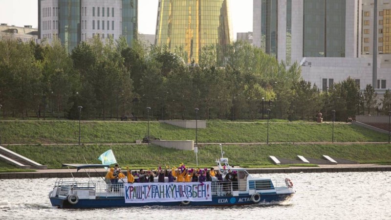 "Краш, туған күніңізбен" - белсенділер Тоқаевқа арналған 7 метрлік ашықхат жасады