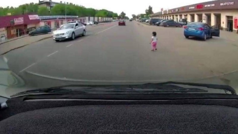 Алматы облысында 3 жасар қыз жүріп бара жатқан көліктен құлап кетті (видео)