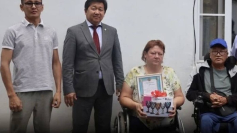 Аудан әкімі пара олимпиаданың алтын жүлде иегерін бокалмен құттықтаған