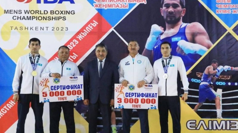 Облыс әкімі әлем чемпионы мен жүлдегеріне пәтер кілттерін табыстады