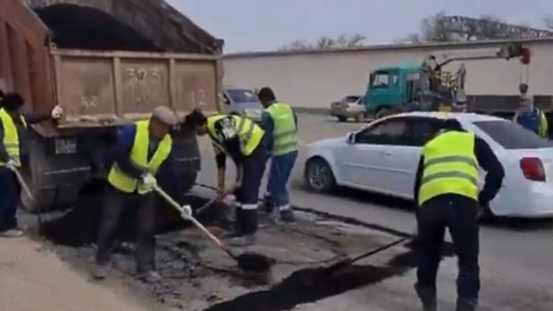 Мұнайлы тұрғындары жолдарын өздері жөндеп алды (видео)