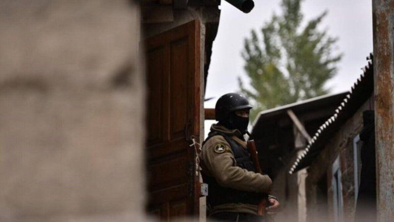 Ауыл жабылып, арнайы операция жүруде. Бішкек маңында ірі атыс орын алды