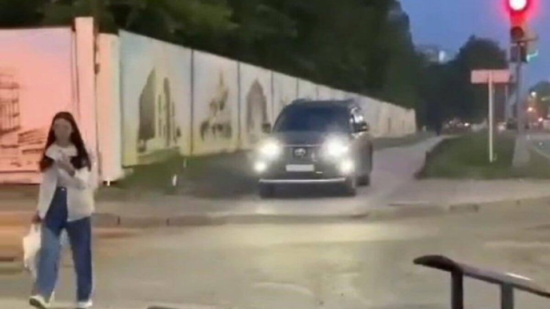 Павлодарда тротуарда джиппен жүрген жүргізуші жазаланды (ВИДЕО)