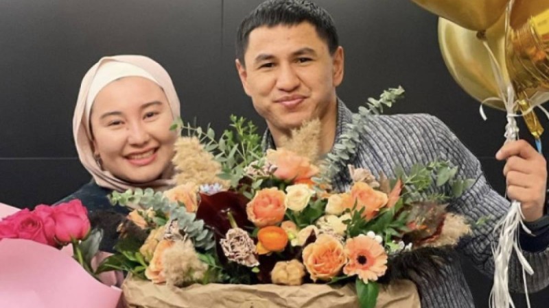 “Неменеге жыртыңдап күліп отыр?!” - желідегі Тұраровтың әйелі оңбай сөз естіді