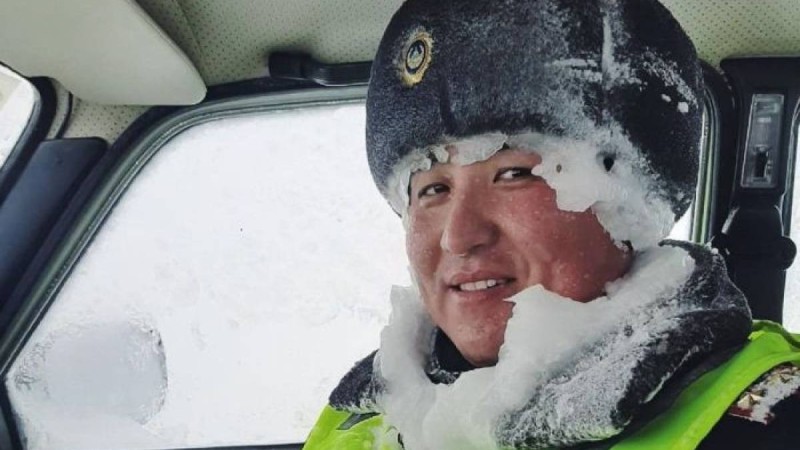 Жолда адамдарды құтқарып жүрген полицейлердің үстіне мұз қатып қалды – фото