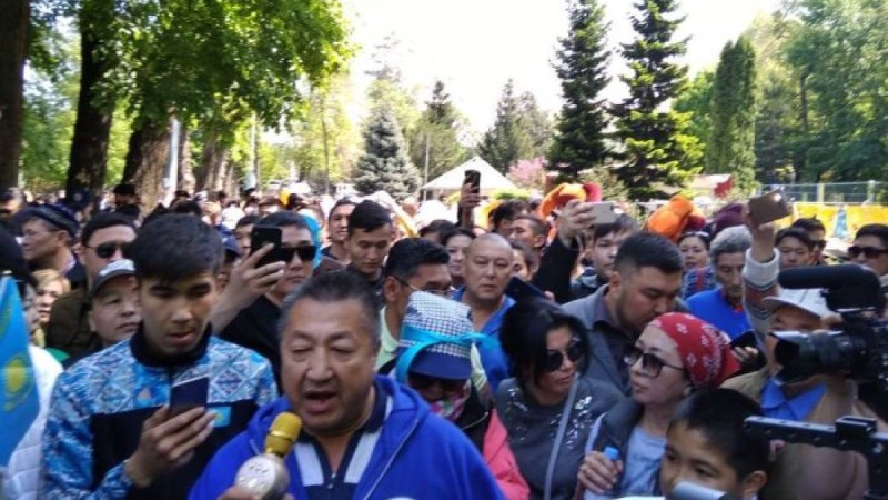 Жаңаөзенде жүздеген адам көшеге шықты