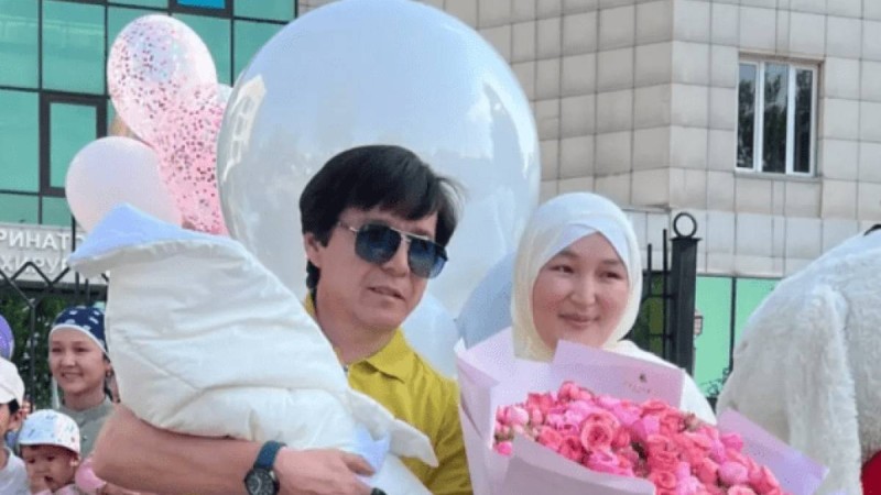 Абай Бегей келіншегі мен жетінші баласын перзентханадан шығарып алды (фото, видео)